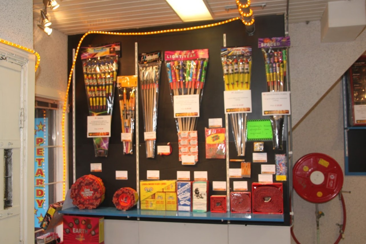 Click image for larger version  Name:	De Vuurwerkspeciaalzaak Zuiderparklaan Den Haag sinds 1981 (3).jpg Views:	6 Size:	207.5 KB ID:	2680