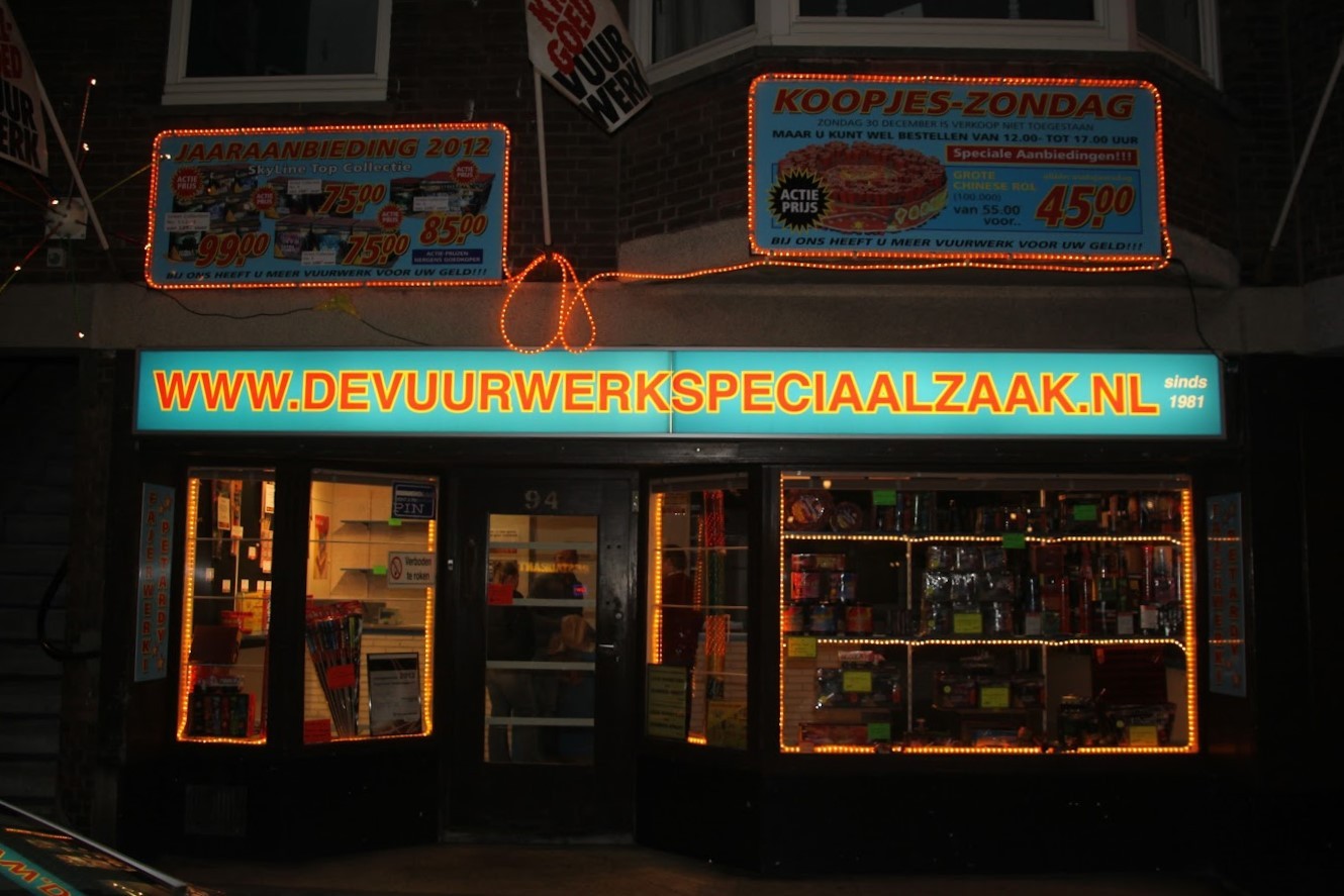 Click image for larger version  Name:	De Vuurwerkspeciaalzaak Zuiderparklaan Den Haag sinds 1981 (2).jpg Views:	12 Size:	202.9 KB ID:	2678