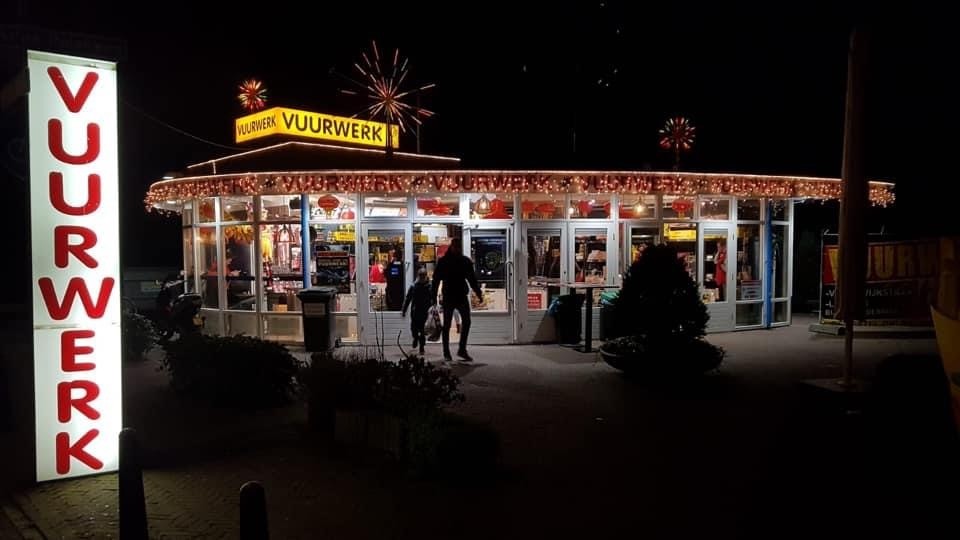 Click image for larger version  Name:	Het Hapje Vuurwerk (Den Haag) (1).jpg Views:	1 Size:	72.4 KB ID:	3050