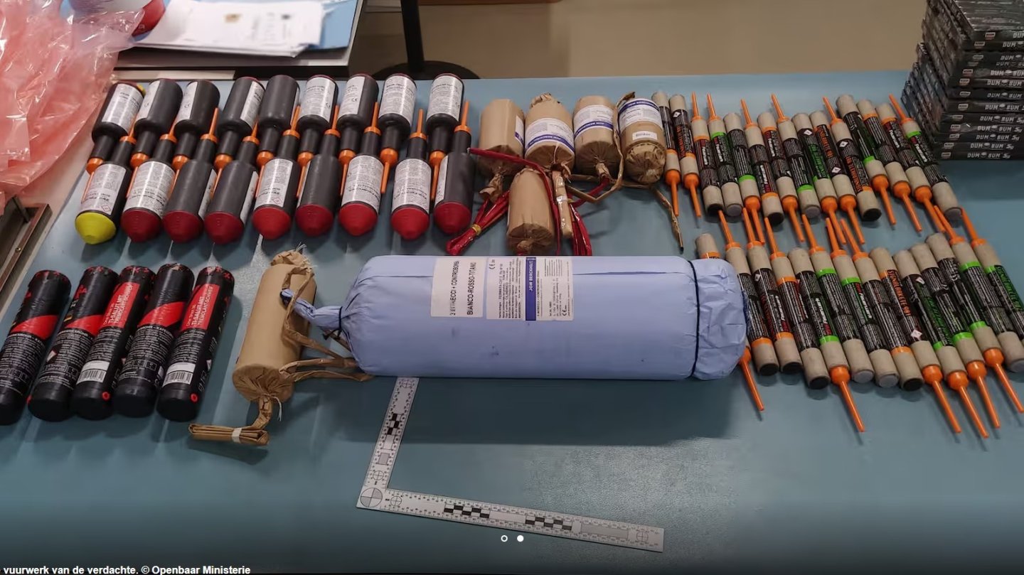 Click image for larger version

Name:	het-zelfgemaakte-vuurwerk-van-de-verdachte_1.jpg
Views:	8
Size:	197.2 KB
ID:	4951